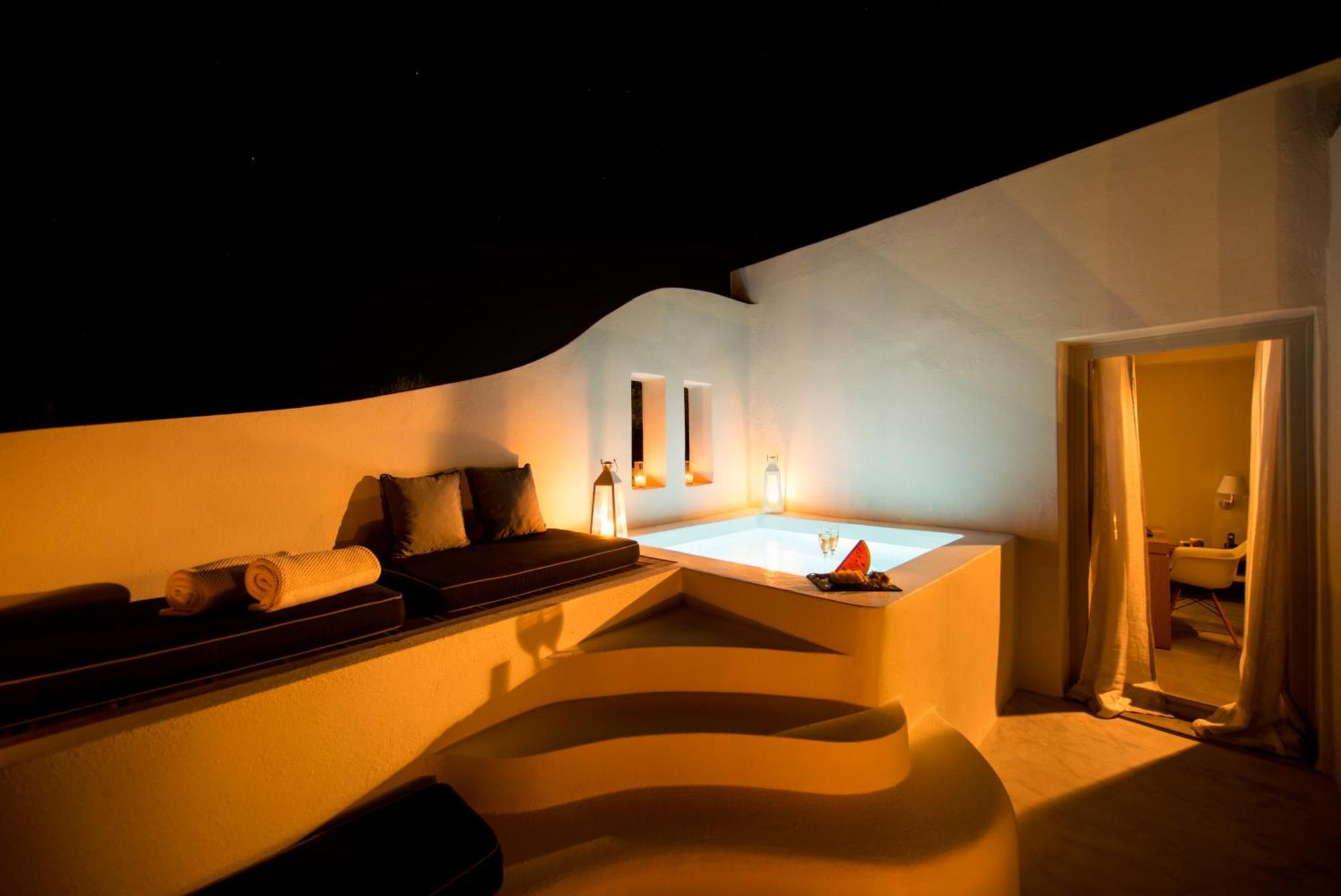 Honeymoon Suite Outdoor Heated Whirlpool Caldera Sunset view,942268603:JPEG